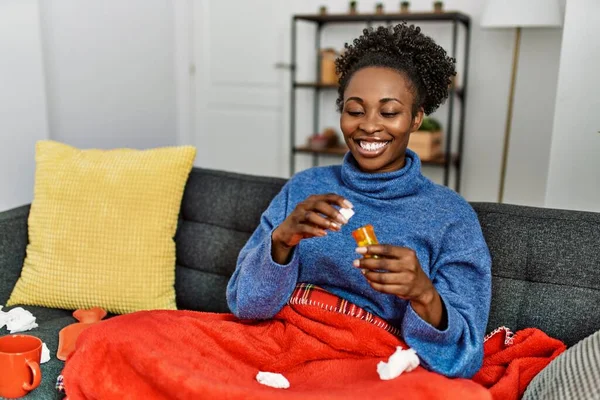 Afroamerykanka Bierze Tabletki Siedząc Kanapie Domu — Zdjęcie stockowe