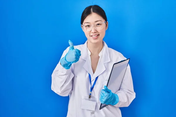 Mujer Joven China Que Trabaja Laboratorio Científico Haciendo Gesto Feliz —  Fotos de Stock