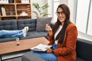 Psikoloji danışmanı olarak çalışan genç İspanyol kadın elleriyle para hareketi yapıyor, maaş istiyor, milyonerlik işi yapıyor. 