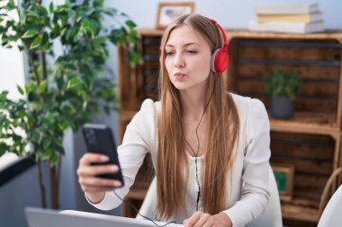 Beyaz kadın gülümsüyor. Video araması için kendine güveniyor.