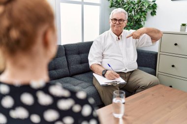 Danışma ofisindeki kıdemli psikolog, kendine güveni tam görünüyor, kendini gururlu ve mutlu olarak gösteriyor.. 