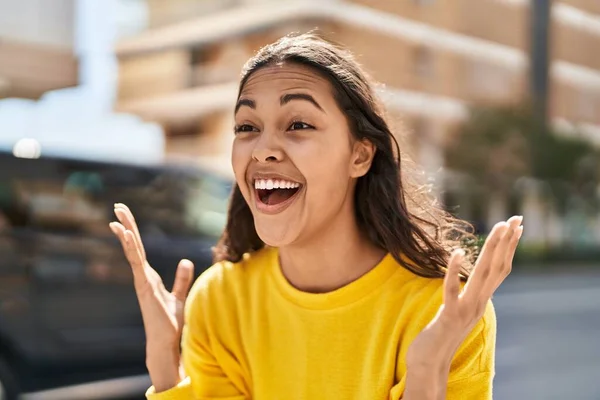 Jong Afrikaans Amerikaans Vrouw Glimlachen Zelfverzekerd Staan Met Verrassing Uitdrukking — Stockfoto