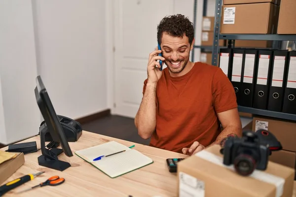 Genç Latin Asıllı Adamı Ofiste Çalışan Akıllı Telefondan Konuşuyor — Stok fotoğraf