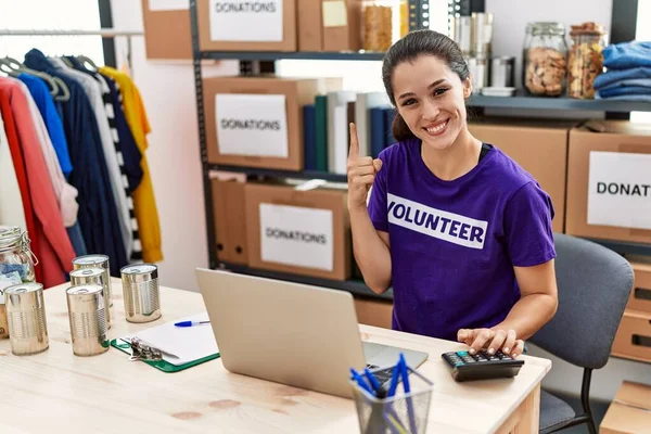 Jovem Morena Vestindo Camiseta Voluntária Doações Ficar Sorrindo Com Uma — Fotografia de Stock