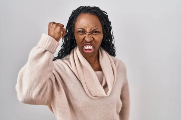 Mulher Africana Sobre Fundo Branco Irritado Louco Levantando Punho Frustrado — Fotografia de Stock