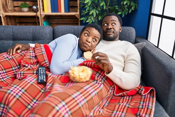 Jeune Couple Afro Américain Assis Sur Canapé Regarder Télévision Souriant — Photo