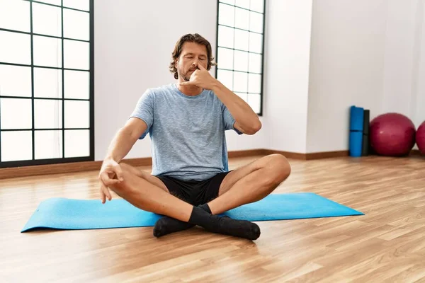 Kaukasischer Mann Mittleren Alters Trainiert Yoga Sportzentrum — Stockfoto