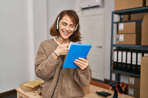 Joven Hermosa Mujer Que Trabaja Pequeña Empresa Comercio Electrónico Sonriendo —  Fotos de Stock