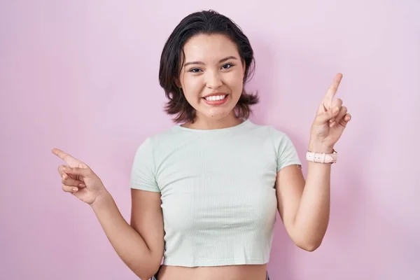 Hispanic Young Woman Standing Pink Background Smiling Confident Pointing Fingers — Stock Photo, Image