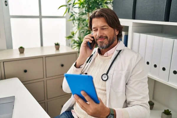 Médico Mediana Edad Hablando Smartphone Usando Touchpad Clínica —  Fotos de Stock