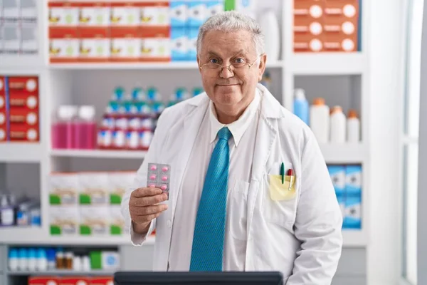 Farmacéutico Hombre Pelo Gris Mediana Edad Que Utiliza Píldoras Retención — Foto de Stock