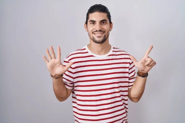 Hispanic Man Long Hair Standing Isolated Background Showing Pointing Fingers — Stock Photo, Image