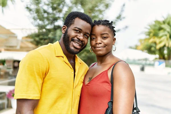 Jong Afrikaans Amerikaans Paar Glimlachen Gelukkig Knuffelen Naar Stad — Stockfoto