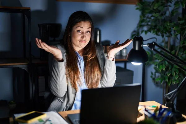 Geceleri Ofiste Çalışan Esmer Bir Kadın Elleri Kolları Havada Kafası — Stok fotoğraf