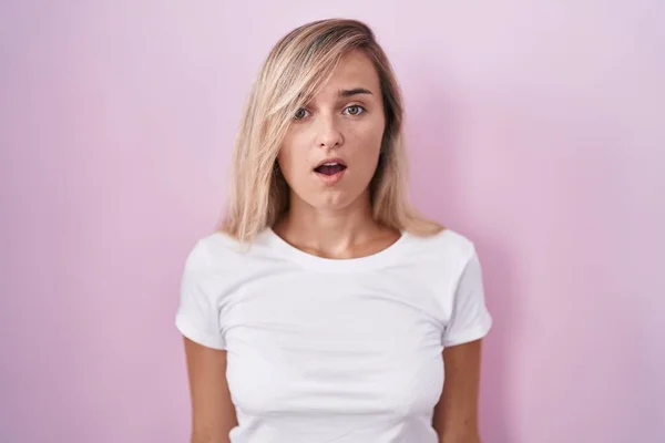 Jonge Blonde Vrouw Staan Roze Achtergrond Bang Geschokt Met Verrassing — Stockfoto