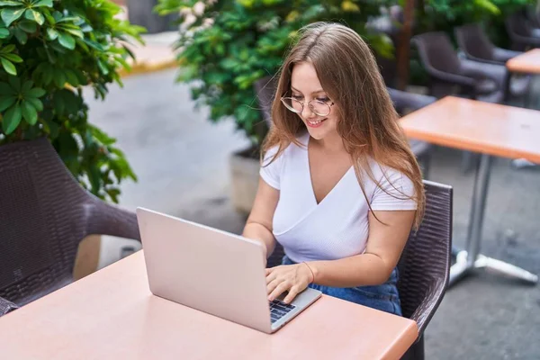 Ung Blond Kvinna Med Laptop Sitter Bordet Kaffe Terrass — Stockfoto