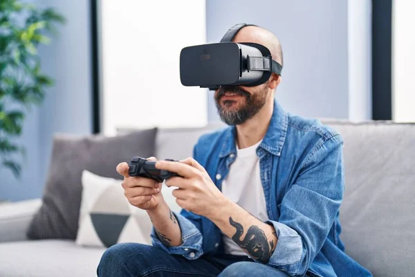 Young Bald Man Playing Video Game Using Virtual Reality Glasses — Stock Photo, Image