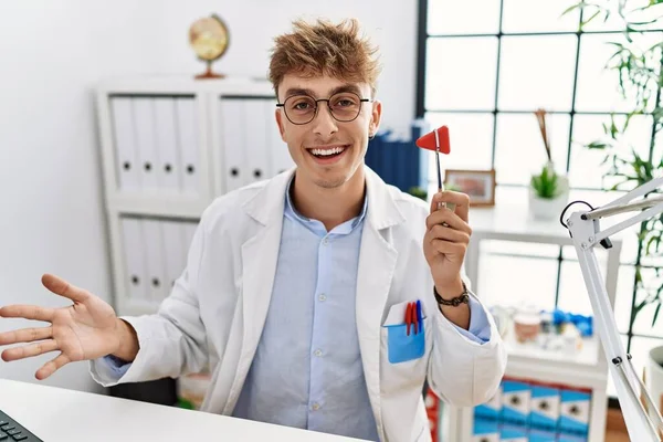 Young Caucasian Doctor Man Holding Reflex Hammer Clinic Celebrating Achievement — Stok fotoğraf