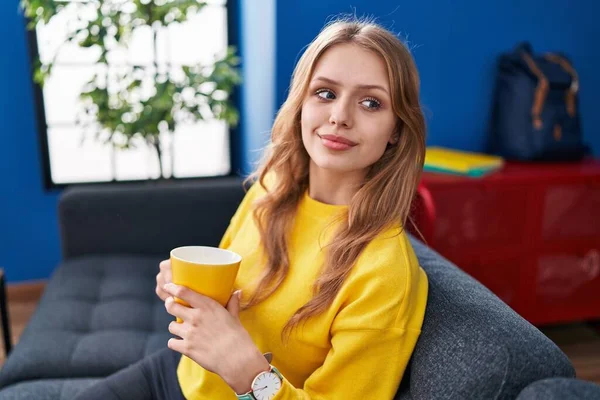 Young Blonde Woman Drinking Coffee Sitting Sofa Street — Stock fotografie