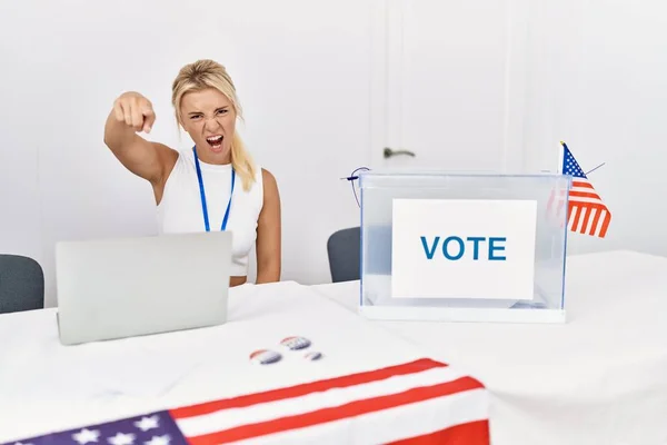 在美国政治竞选中 年轻的高加索女人在镜头前对你表示不满和沮丧 对你感到愤怒和愤怒 — 图库照片