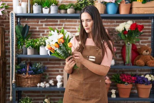 Young Beautiful Hispanic Woman Florist Holding Bouquet Flowers Flower Shop —  Fotos de Stock