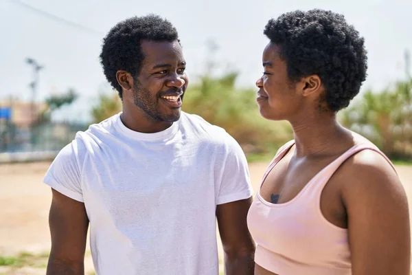 Afrykański Amerykanin Mężczyzna Kobieta Para Uśmiecha Się Pewnie Stojąc Razem — Zdjęcie stockowe
