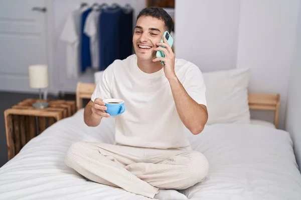 Tânăr Hispanic Vorbind Smartphone Bând Cafea Dormitor — Fotografie, imagine de stoc
