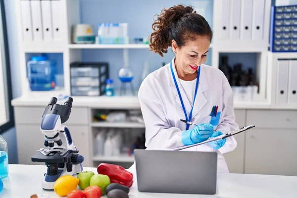 Middle Age Hispanic Woman Working Laboratory — Photo