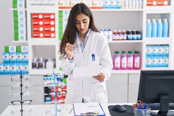 Young Hispanic Girl Pharmacist Reading Prescription Pharmacy — Foto de Stock