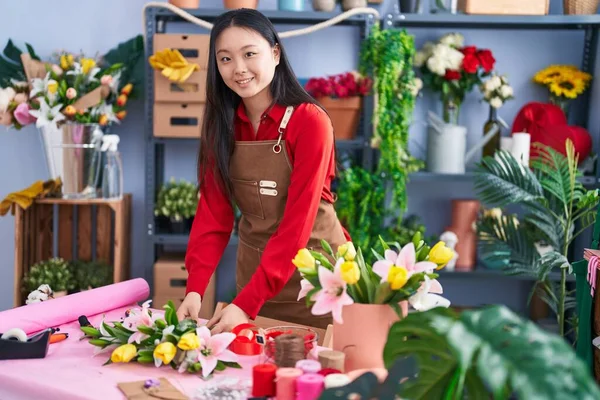 Young Chinese Woman Florist Make Bouquet Flowers Flower Shop —  Fotos de Stock