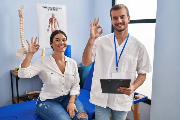 Young Hispanic Woman Physiotherapist Appointment Smiling Positive Doing Sign Hand — Stockfoto