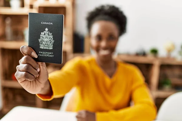 Mujer Afroamericana Sosteniendo Pasaporte Canada Sentada Mesa Casa — Foto de Stock