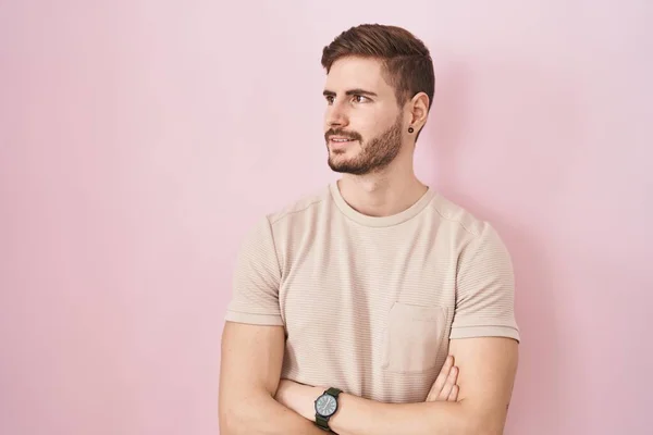 Hispanic Man Beard Standing Pink Background Looking Side Arms Crossed — Stockfoto