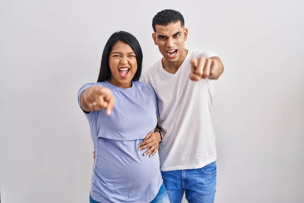 Jovem Casal Hispânico Esperando Bebê Sobre Fundo Apontando Descontente Frustrado — Fotografia de Stock