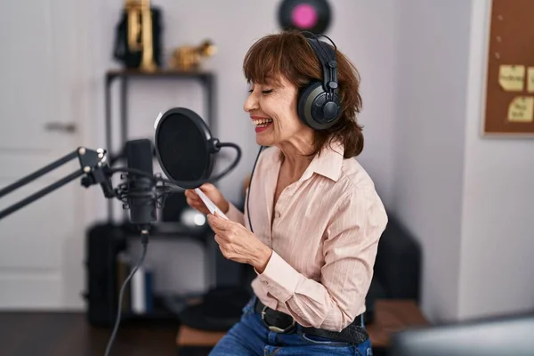 Mujer Mediana Edad Músico Sonriendo Con Confianza Cantando Canción Estudio —  Fotos de Stock