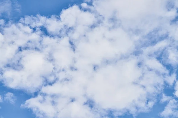 晴れた日には雲が立ち並ぶ美しい青空 — ストック写真
