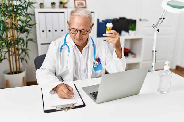 Doktor Üniforması Giyen Kıdemli Bir Adam Klinikte Ilaç Tedavisi Öneriyor — Stok fotoğraf