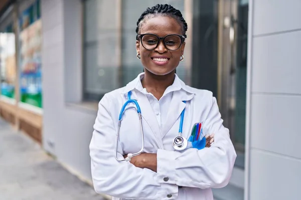 African American Woman Doctor Smiling Confident Standing Arms Crossed Gesture — Stockfoto