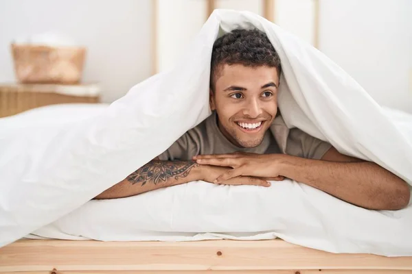 Hombre Afroamericano Acostado Cama Cubierta Con Sábanas Dormitorio — Foto de Stock