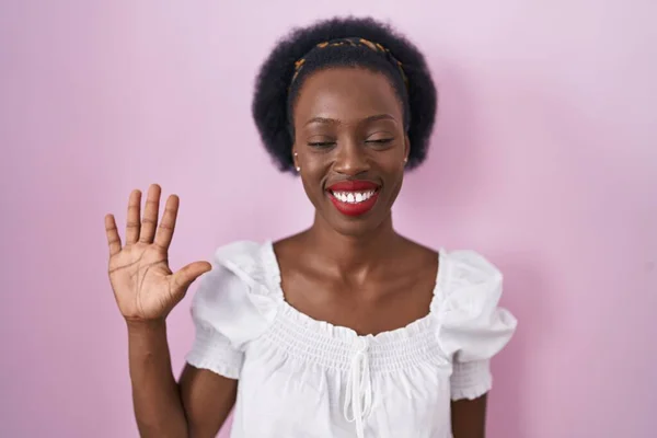 Afrikaanse Vrouw Met Krullend Haar Staan Roze Achtergrond Tonen Wijzen — Stockfoto