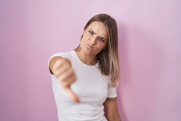 Blonde Blanke Vrouw Die Roze Achtergrond Staat Ongelukkig Boos Afwijzing — Stockfoto