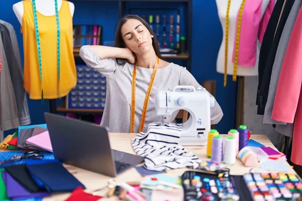 Jovem Bela Mulher Hispânica Alfaiate Estressado Usando Máquina Costura Fábrica — Fotografia de Stock