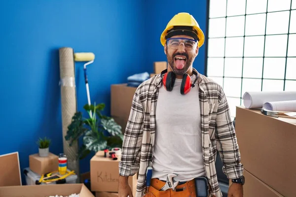 Mladý Hispánec Plnovousem Který Pracuje Doma Renovaci Vystrkuje Jazyk Šťastný — Stock fotografie