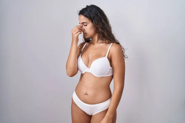 Ung Latinamerikansk Kvinna Vita Underkläder Trött Gnugga Näsa Och Ögon — Stockfoto