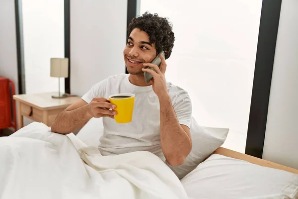 Junger Hispanischer Mann Trinkt Kaffee Und Telefoniert Schlafzimmer Mit Dem — Stockfoto