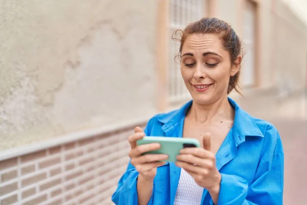 Young Woman Smiling Confident Watching Video Smartphone Street — Fotografia de Stock