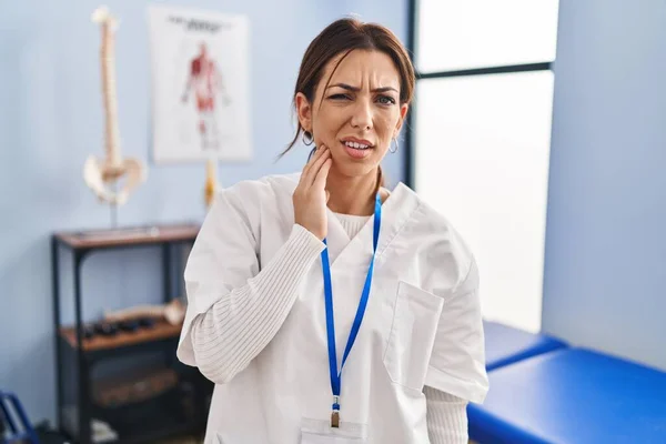 歯痛や歯の病気のために痛みを伴う式で手で口に触れる痛み回復クリニックで働く若いブルネットの女性 歯科医 — ストック写真
