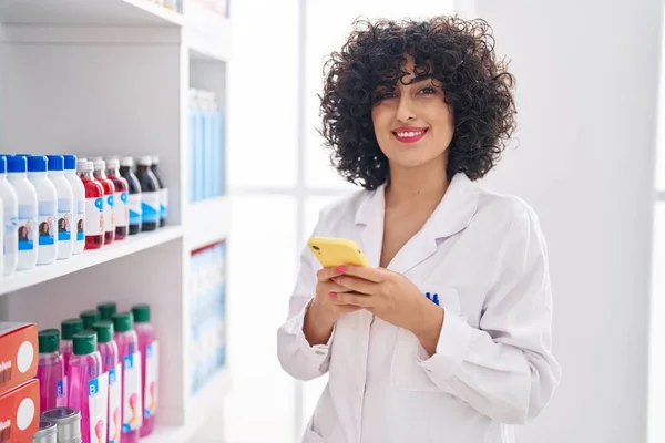 Jovem Mulher Oriente Médio Farmacêutico Sorrindo Confiante Usando Smartphone Farmácia — Fotografia de Stock