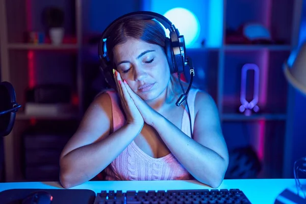 Young Blonde Woman Playing Video Games Wearing Headphones Sleeping Tired — Photo