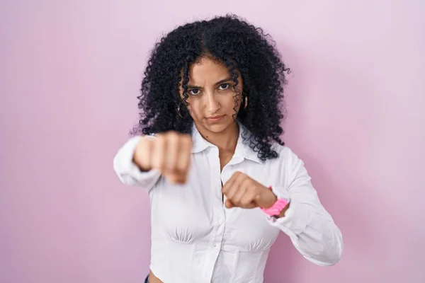 Hispanic Woman Curly Hair Standing Pink Background Punching Fist Fight — Foto Stock